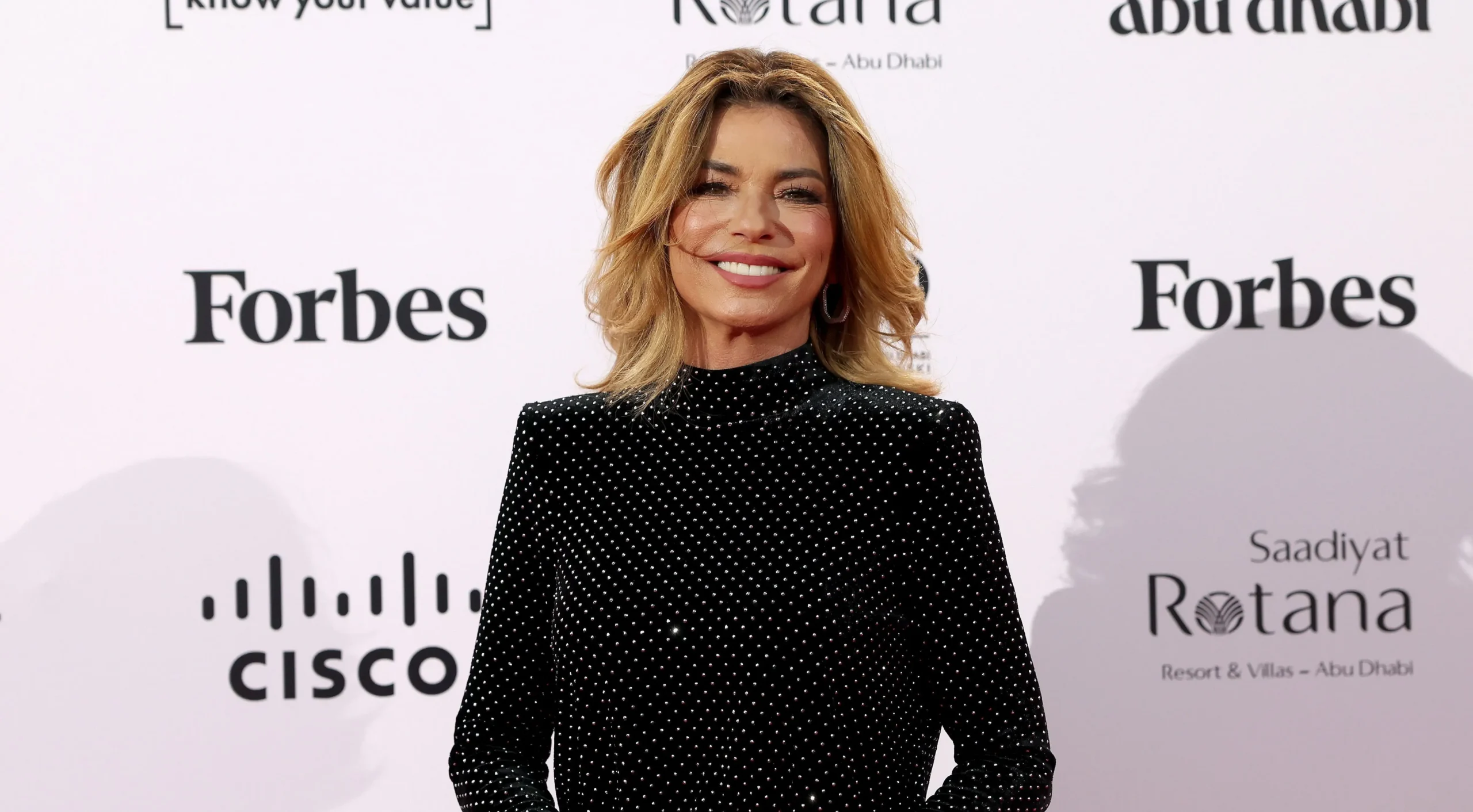 Aos 60 anos, Shania Twain revela autoestima e bem-estar corporal