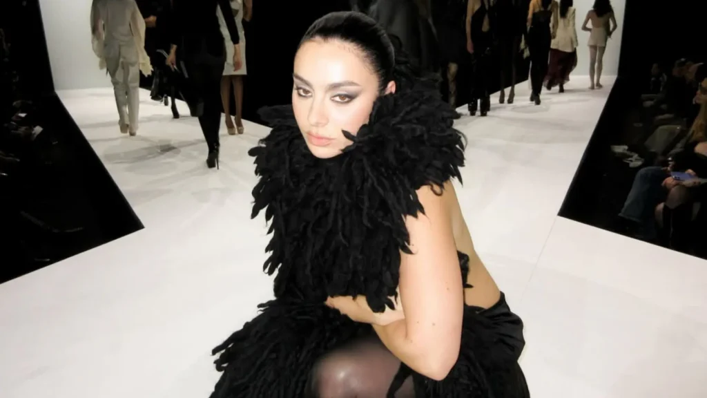 Charli XCX desabafa sobre saúde mental: Superando desafios diários