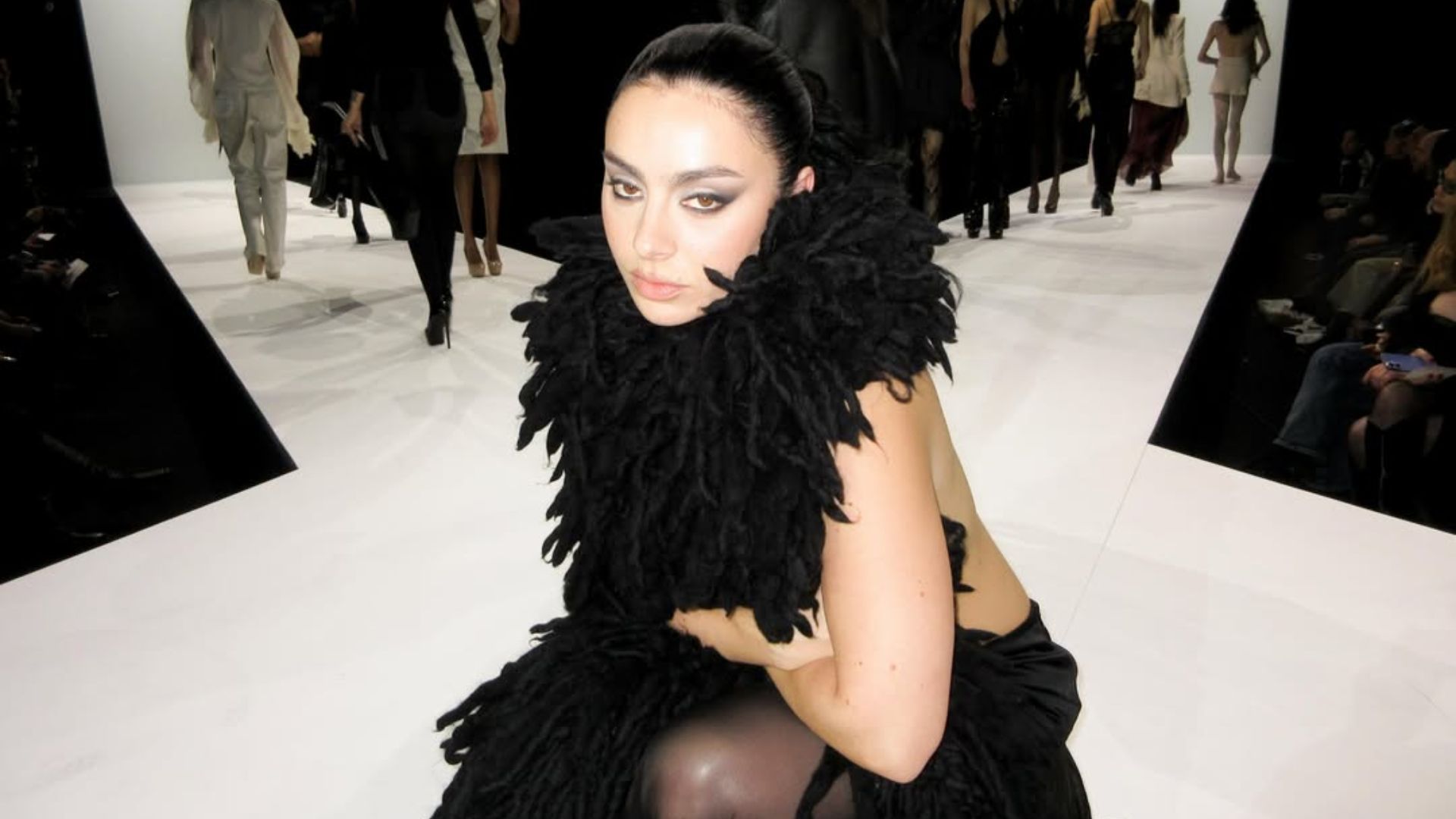 Charli XCX desabafa sobre saúde mental: Superando desafios diários