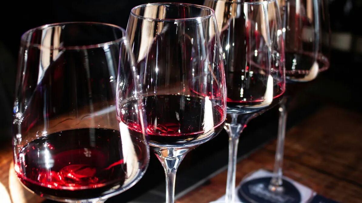 Polícia prende entregador de aplicativo por furto de vinhos raros
