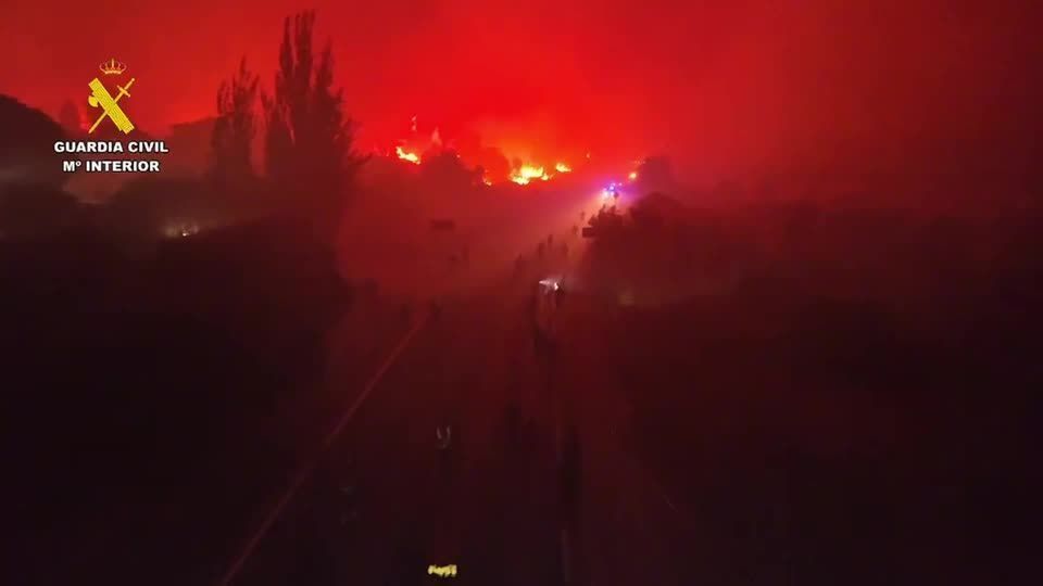 Vídeo de drone mostra incêndio se alastrando na Espanha com terror