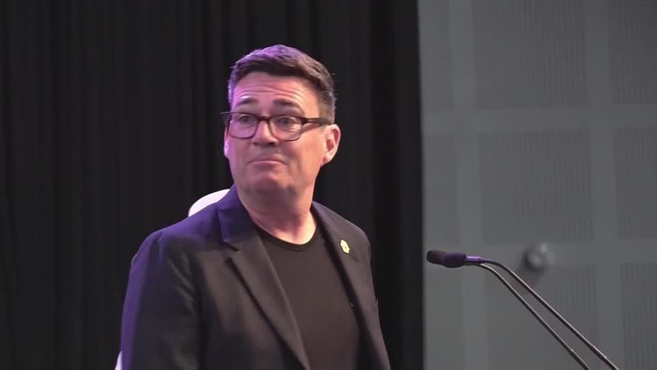 Andy Burnham se torna premiê com plano para transformar o Reino Unido