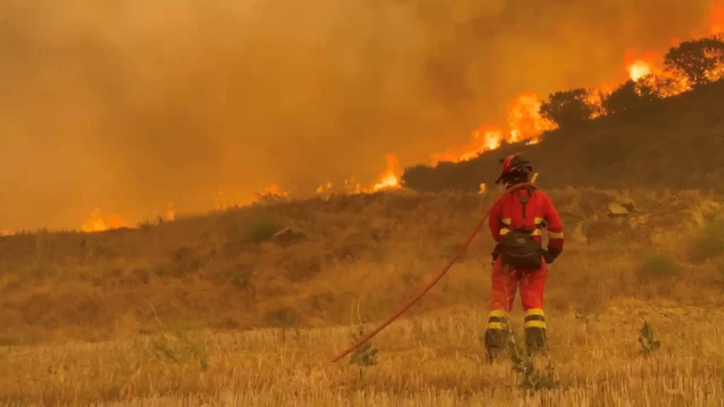 Mudança na direção dos ventos complica combate a incêndio na Espanha