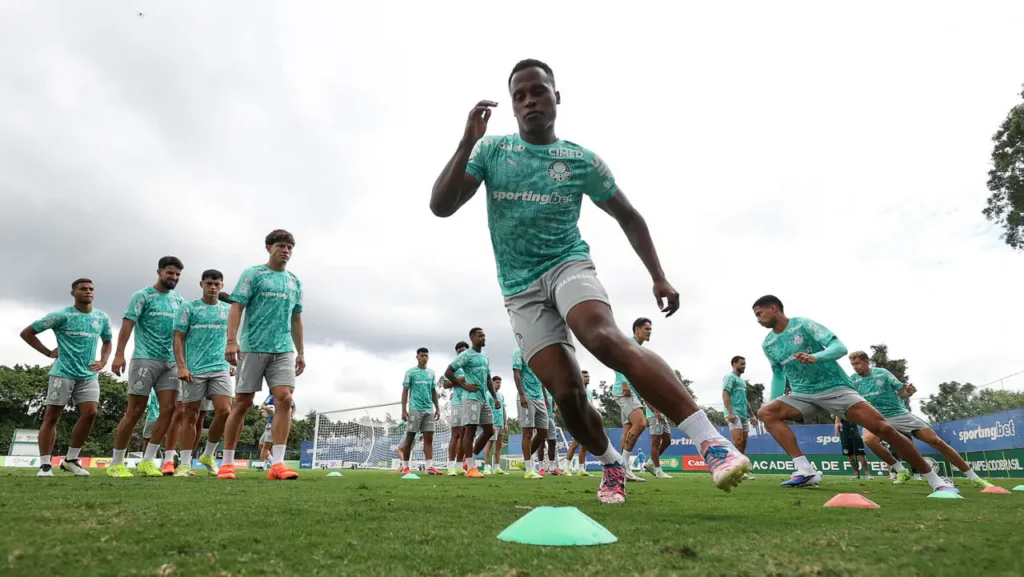 Arias volta aos treinos do Palmeiras após Copa do Mundo e brilha