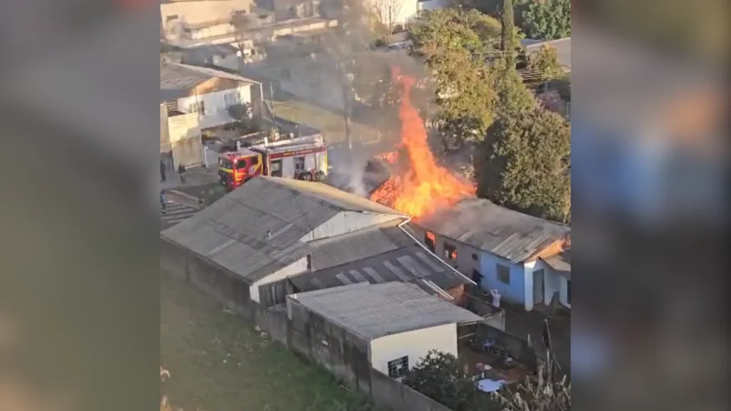 Vizinhos salvam homem de incêndio em casa no Paraná com coragem