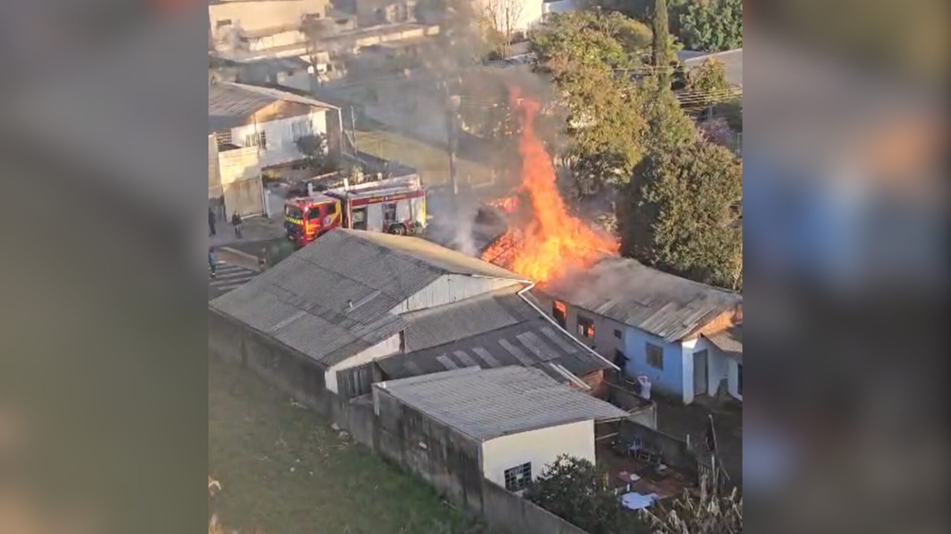 Vizinhos salvam homem de incêndio em casa no Paraná com coragem