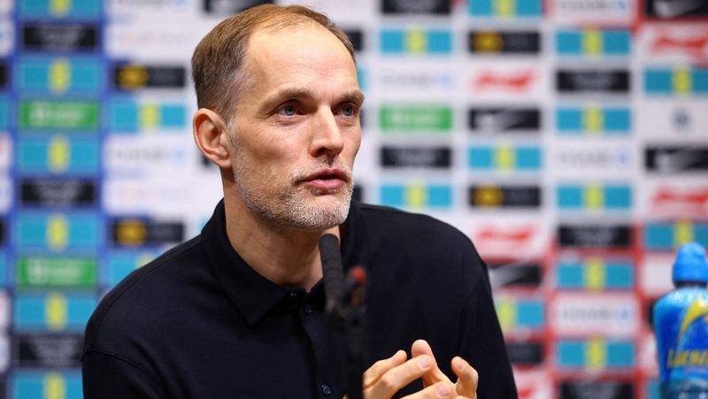 Técnico alemão da Inglaterra namora brasileira e encanta fãs