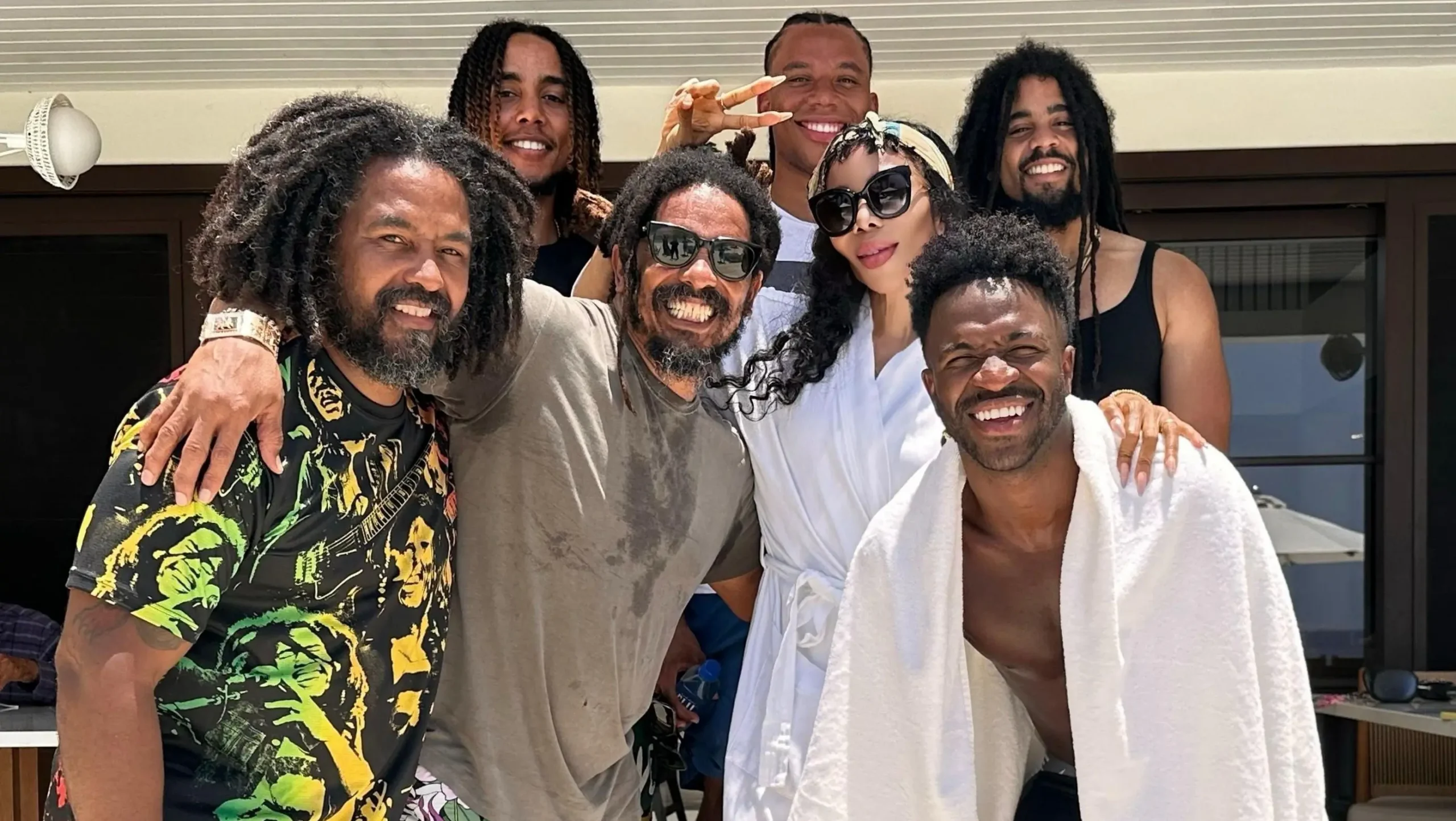 Vini Jr. encontra família de Bob Marley e celebra na Jamaica