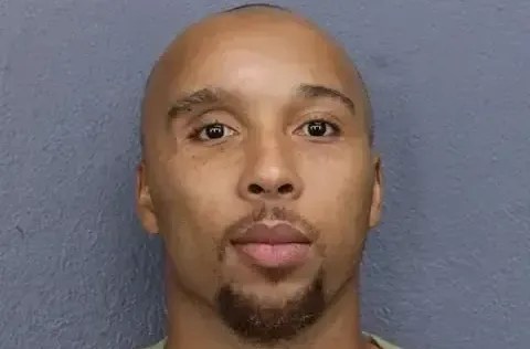 Ex-jogador da NFL é preso após ato sexual em shopping