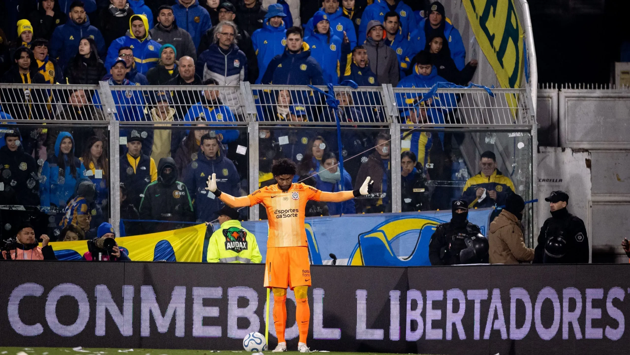 Rosario Central rebate Hugo Souza e denuncia racismo no Corinthians