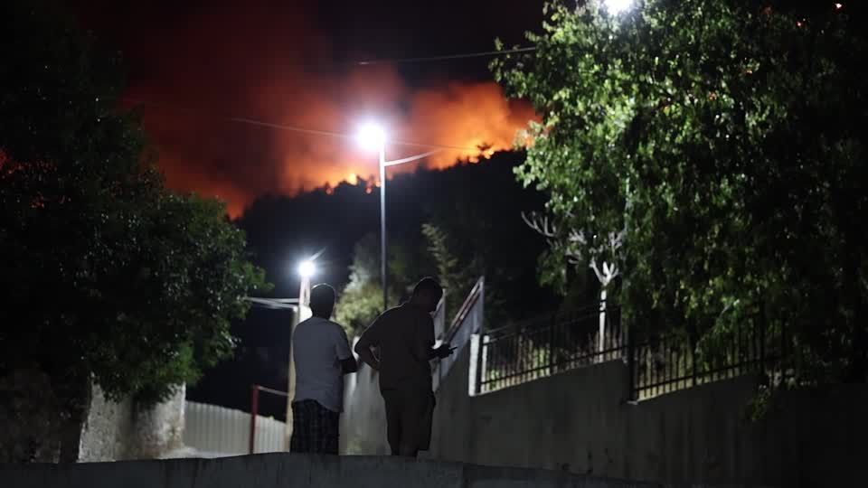 Incêndio florestal na Albânia força evacuação de moradores