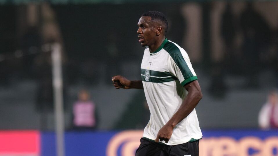 Zagueiro do Coritiba joga contra São Paulo após queda e machucado