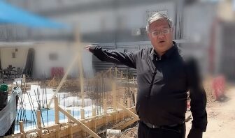 Ministro de Israel mostra centro de enforcamento para palestinos.