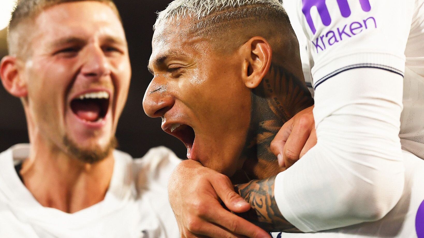 Estêvão marca, mas Richarlison decide e garante vitória do Tottenham