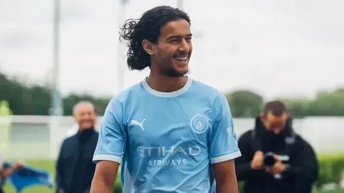 Manchester City anuncia o meia Bouaddi para reforçar time