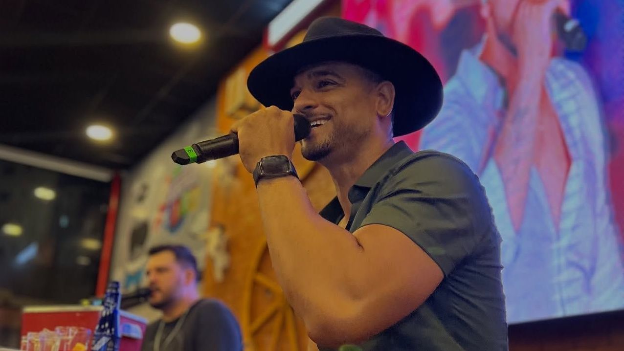Eduardo, cantor sertanejo, enfrenta leucemia com coragem.