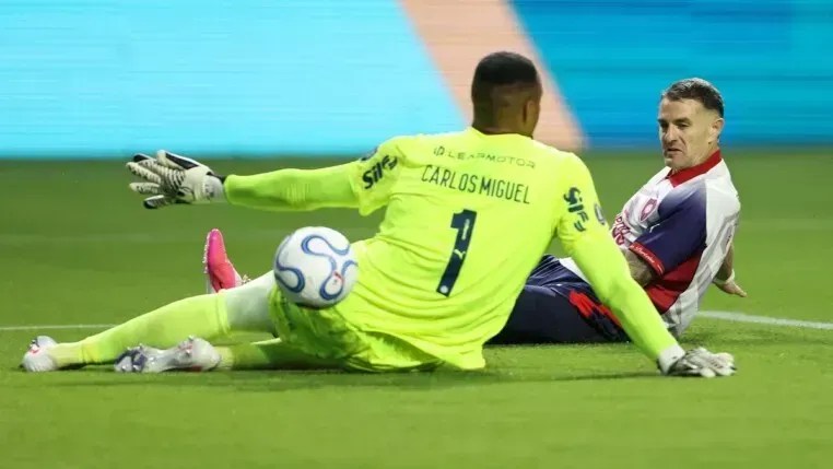 Carlos Miguel acumula falhas, mas garante foco na superação