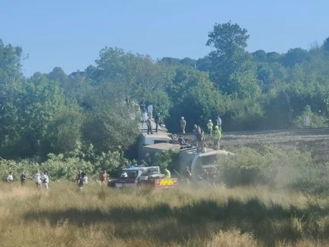 Trem de passageiros descarrila no sul da Inglaterra: saiba mais