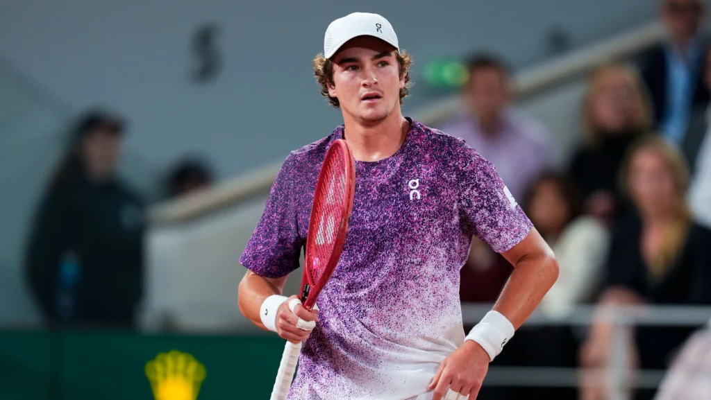 João Fonseca x Tsitsipas: Assista ao duelo no Masters de Montreal