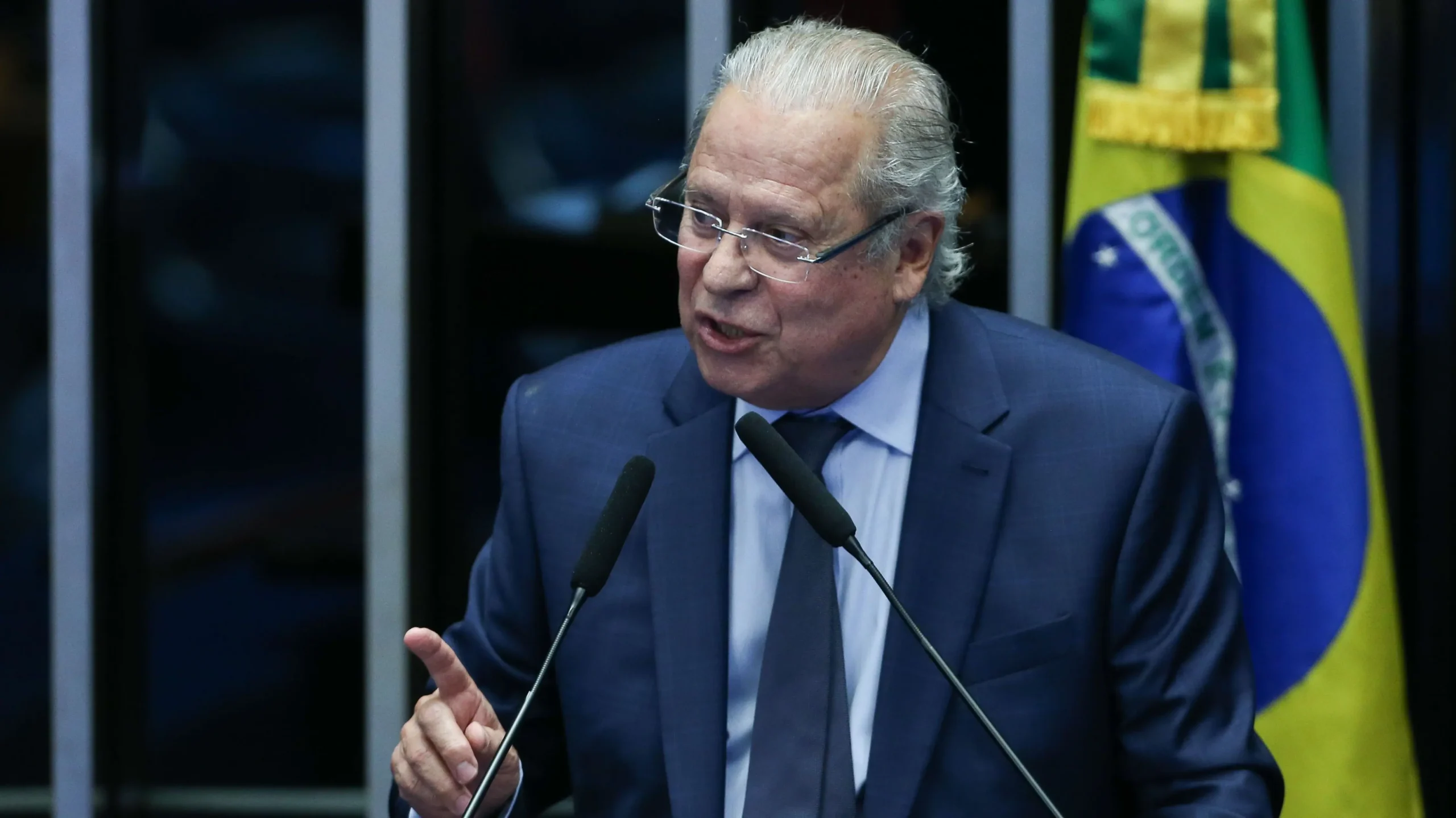 José Dirceu anuncia fim de tratamento contra linfoma com esperança