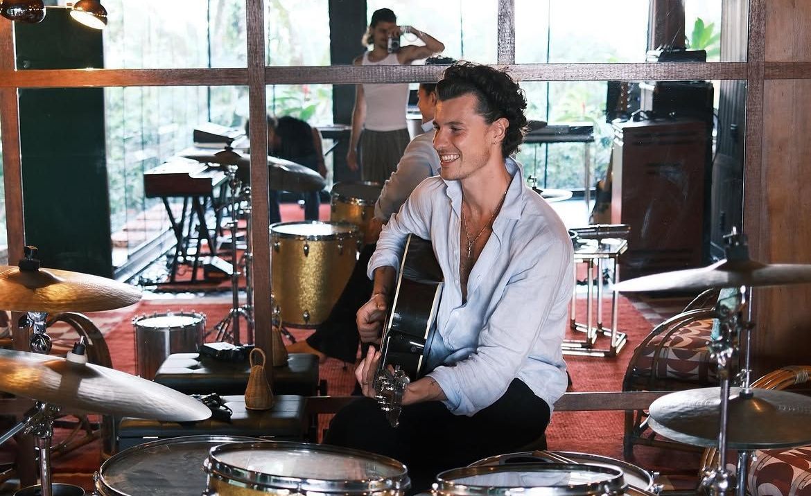 Shawn Mendes surge em estúdio no Brasil e prepara lançamento emocionante