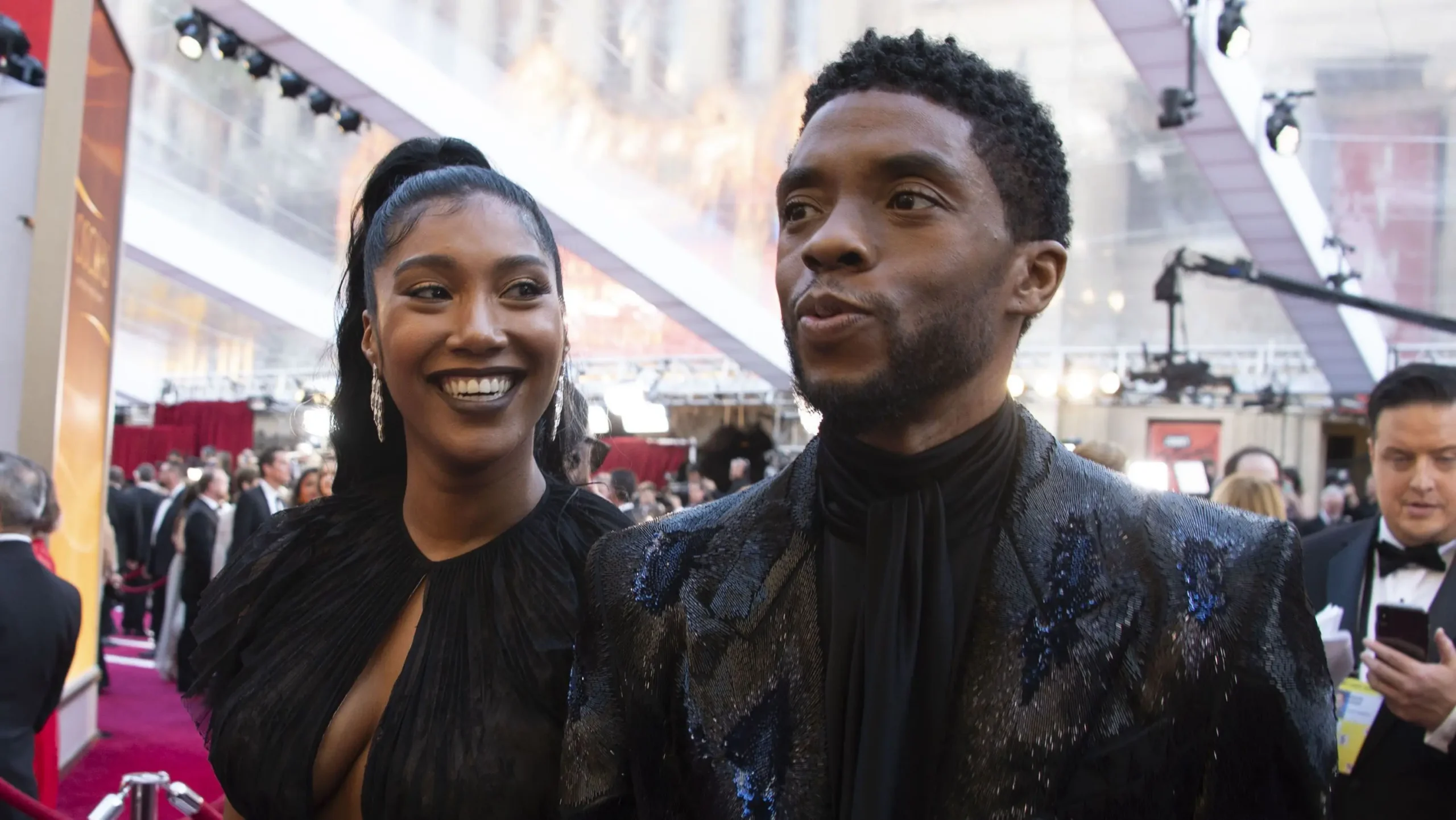 Viúva de Chadwick Boseman discute herança com familiares do ator