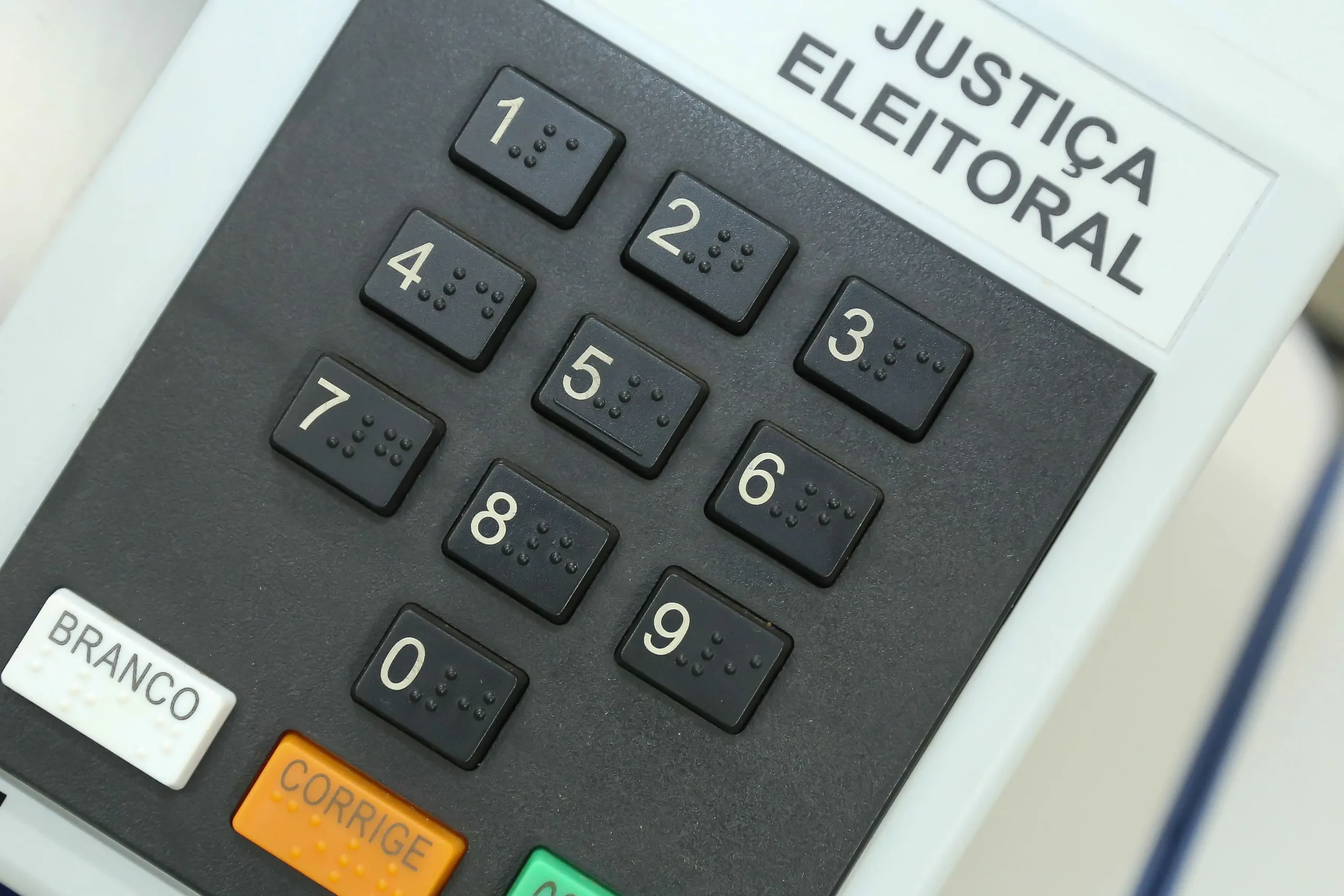 Por que a urna eletrônica começa pelos deputados? Entenda a regra