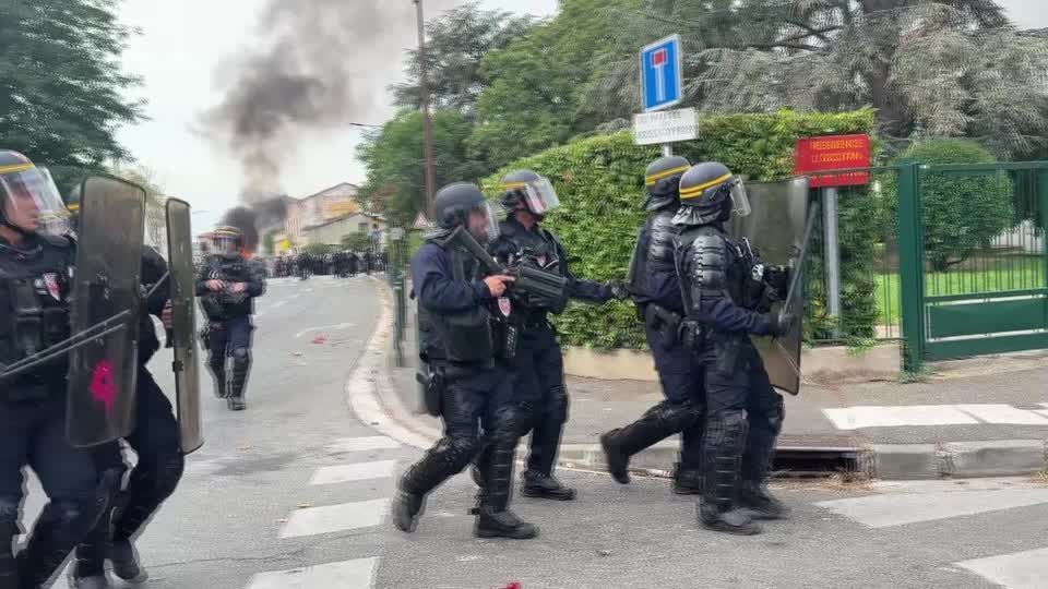 Onda de violência fecha mais de 400 escolas na França 2023