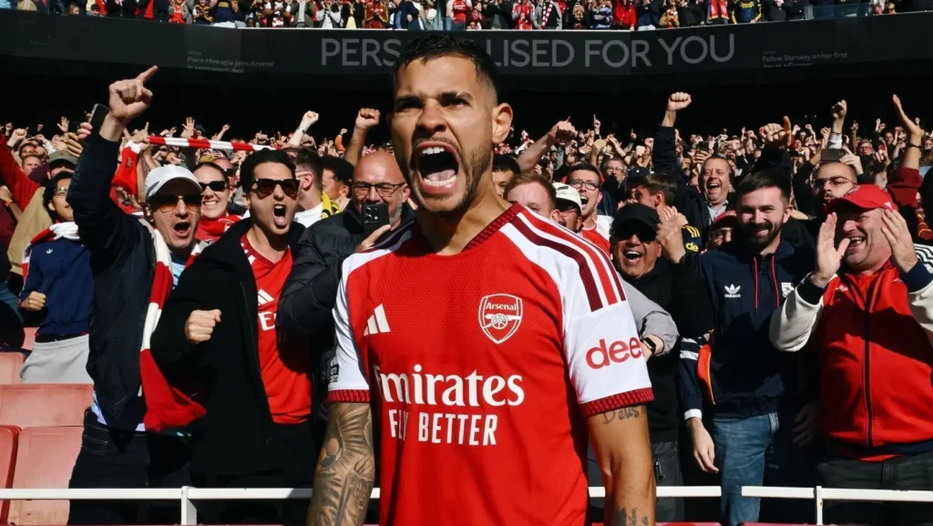 Bruno Guimarães marca e Arsenal se aproxima da liderança