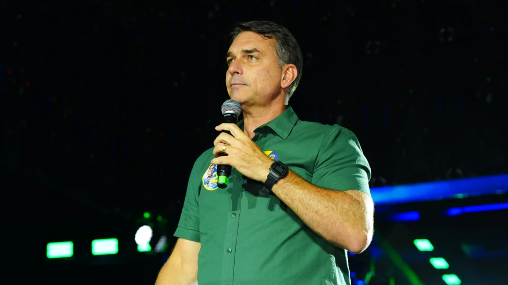 Defesa de Flávio Bolsonaro sem contato por mais de 30 horas
