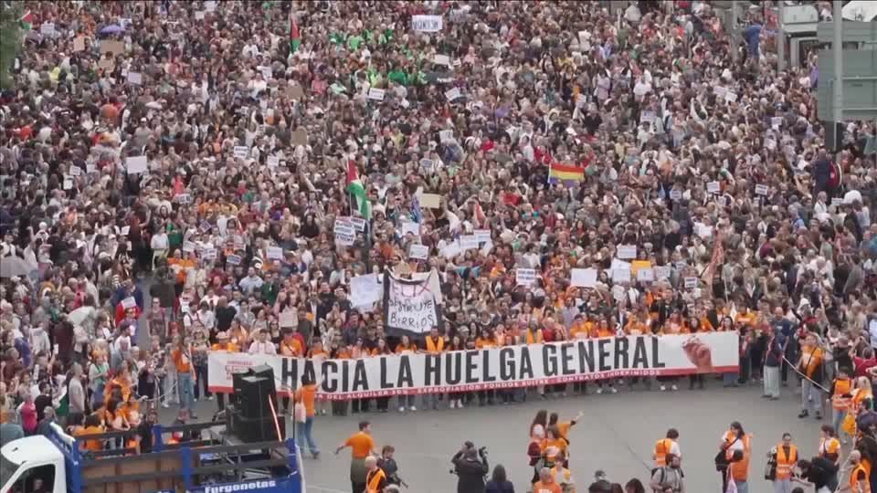 Milhares de pessoas protestam na Espanha contra crise habitacional e exigem soluções.
