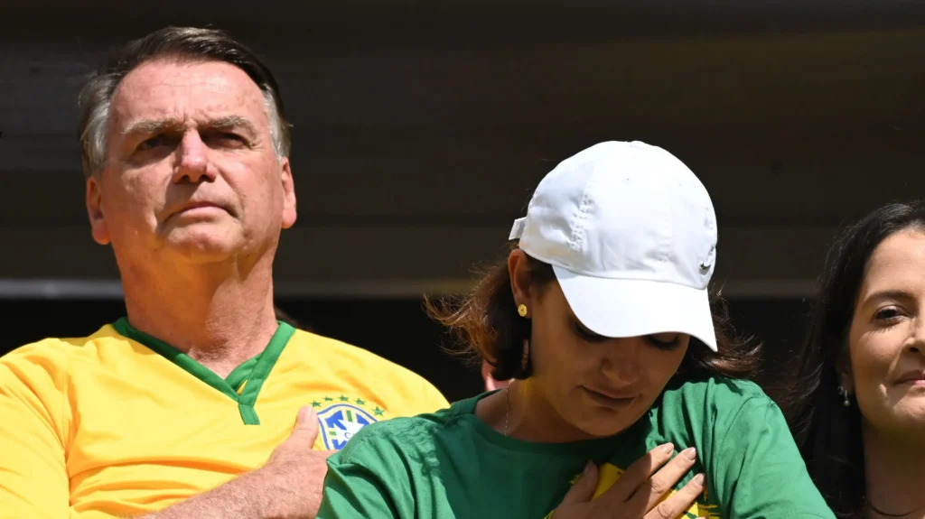 Michelle chama Jair de “líder” e promove união para todos