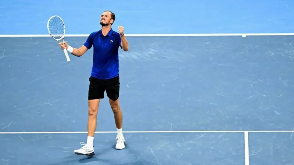 Medvedev bate Paul e avança para semifinal em Xangai