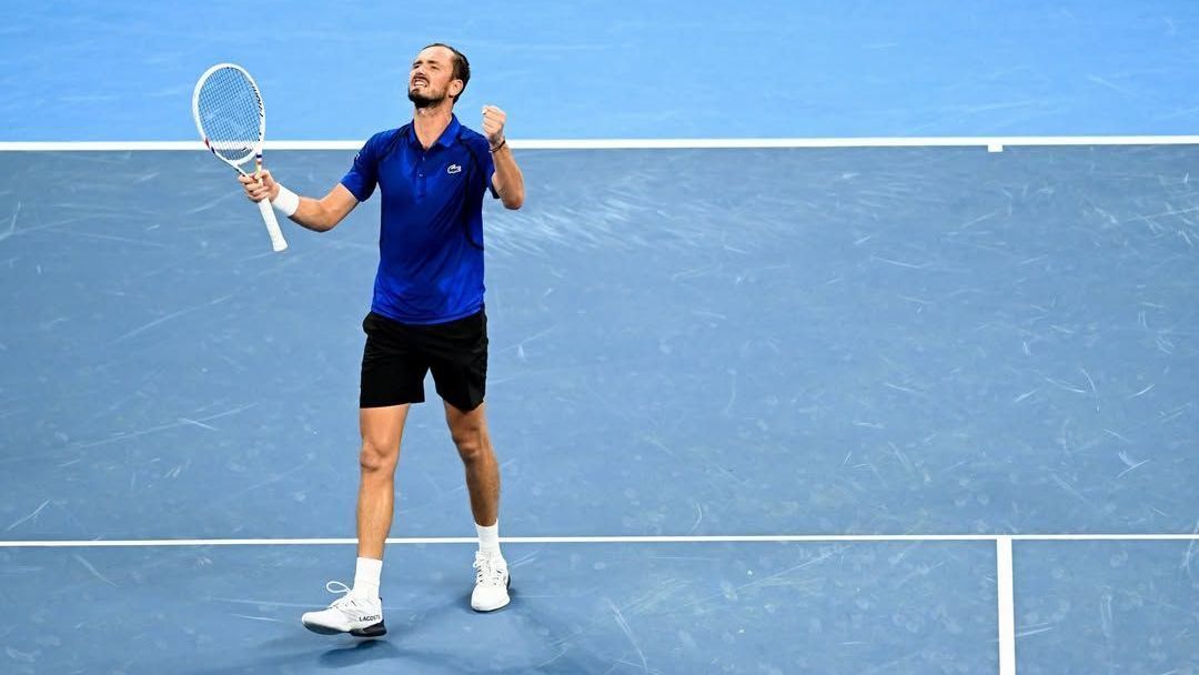 Medvedev bate Paul e avança para semifinal em Xangai