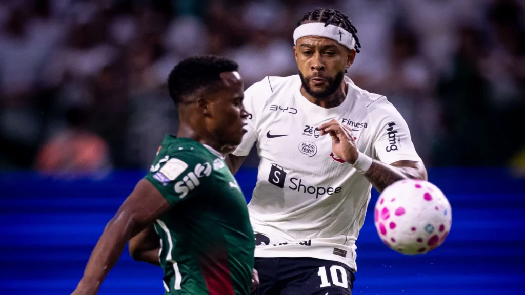 Memphis Depay está fora do jogo entre Corinthians e Vitória por lesão.