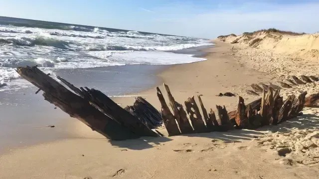 Tempestade violenta revela navio naufragado em 1884 na praia dos EUA