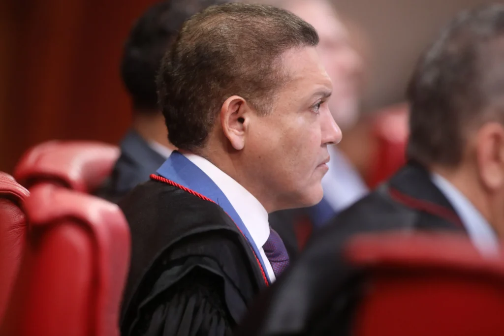 TSE mantém no ar site pró-Flávio e investiga financiamento correto