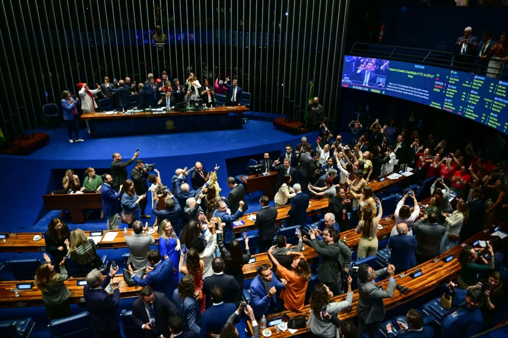 Congresso promulga PEC que acaba com a escala 6×1 e melhora jornadas