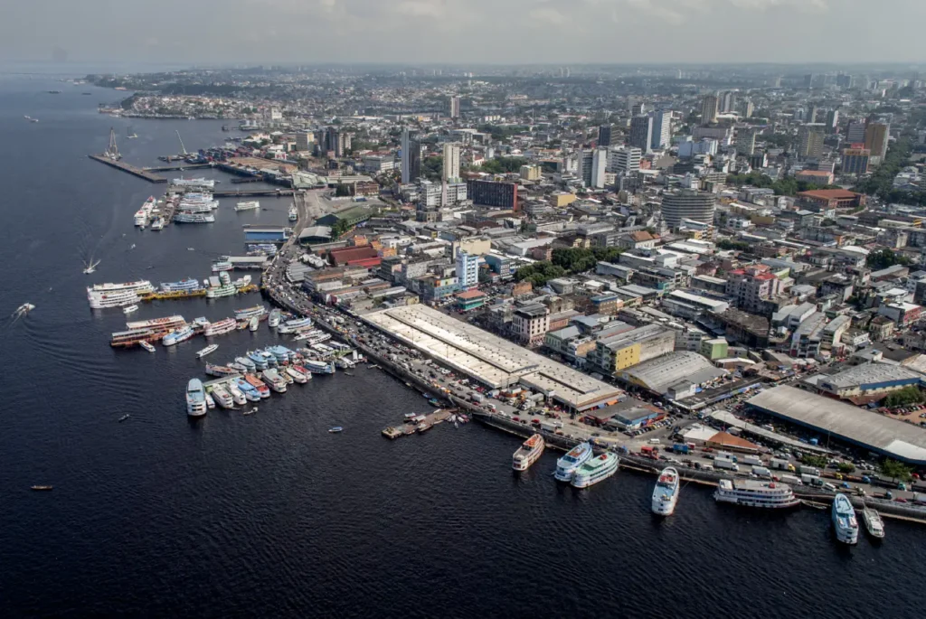 Vista aérea do porto de Manaus com barcos atracados no Rio Negro