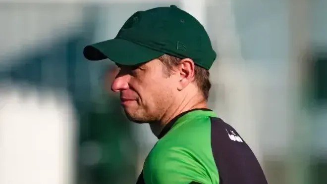 Coritiba demite o técnico Fernando Seabra após má fase no clube