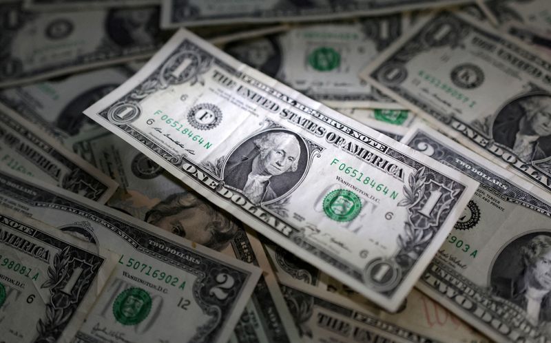 Dólar abre perto da estabilidade e aguarda nova pesquisa eleitoral