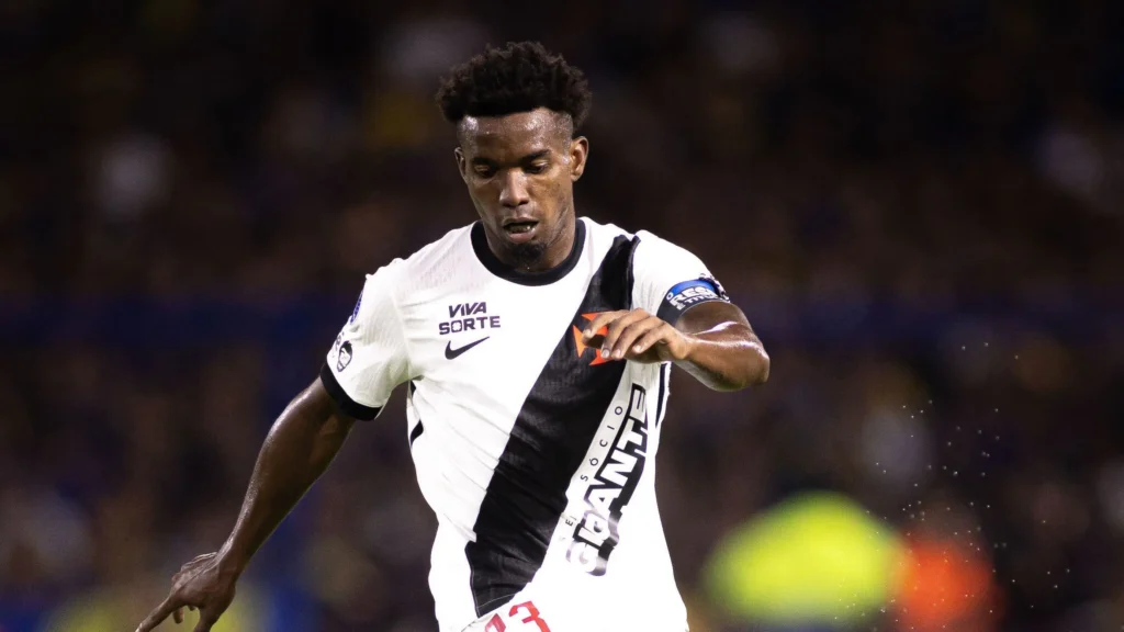 Thiago Mendes, capitão do Vasco, sofre racismo após provocações