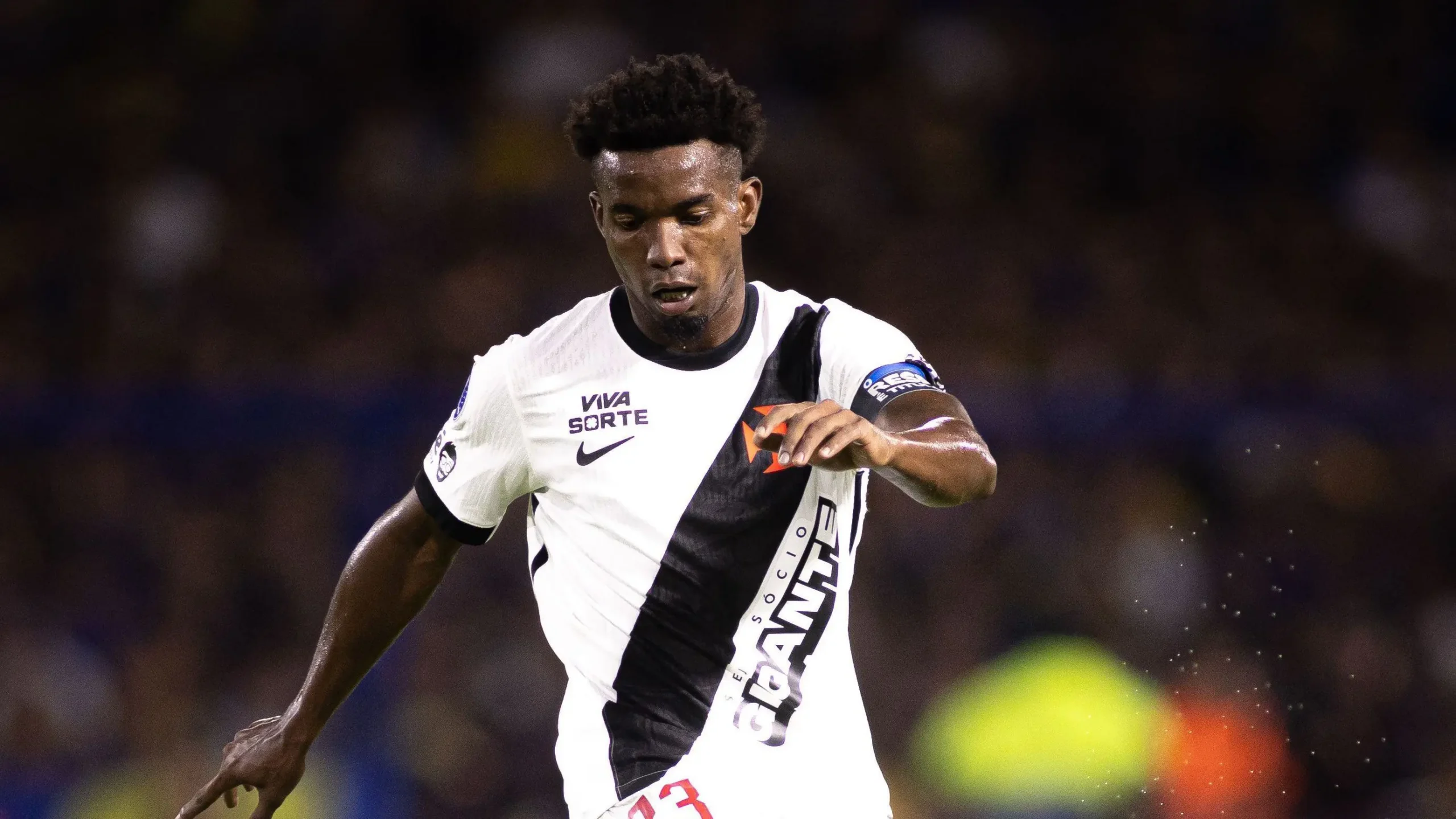 Thiago Mendes, capitão do Vasco, sofre racismo após provocações